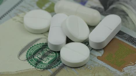 Píldoras-médicas-y-tabletas-en-billete-de-dólar.-Concepto-de-negocio-farmacéutico