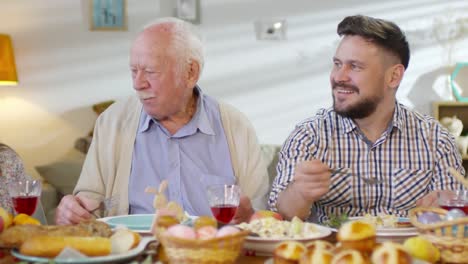 Familia-hablando-y-sonriendo-en-la-cena-de-Pascua