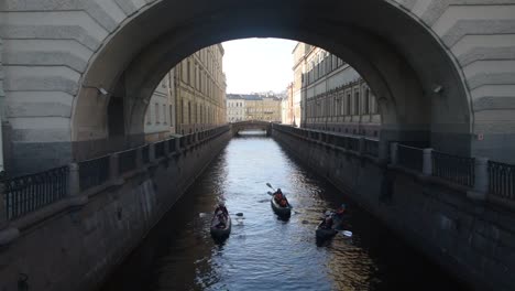 en-la-ciudad,-los-turistas-que-viajan-en-kayak