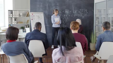 Estudiante-y-profesor-discutiendo-tema-en-Blackboard