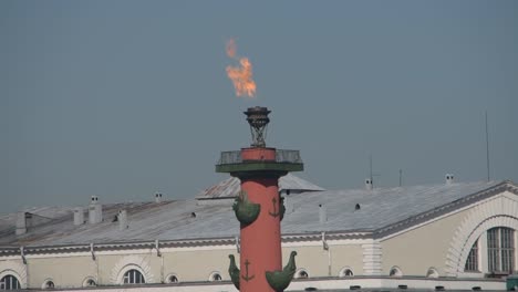 Der-Tag-leuchtete-die-Lichter-der-Schießsäule