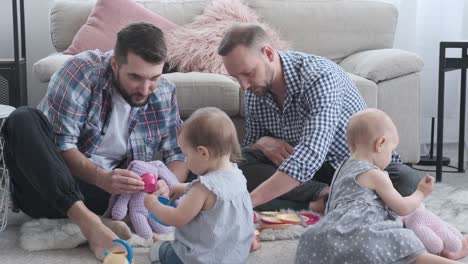 Padres-e-hijas-de-bebé-jugando-en-casa