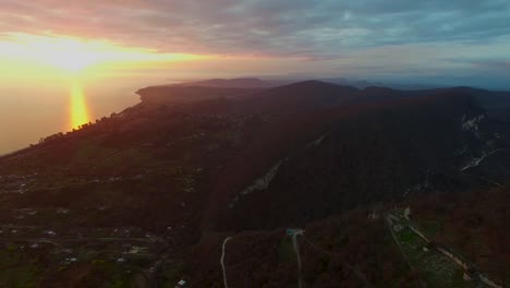 Luftaufnahme-der-Meereslandschaft-mit-einem-wunderschönen-Sonnenuntergang.