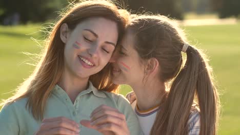 Retrato-de-pareja-lgbt-feliz-abrazándose-al-aire-libre