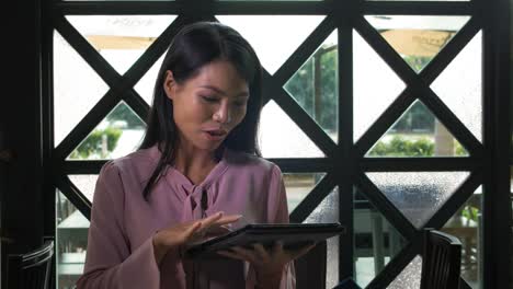 Asiatische-Frau-mit-Tablet