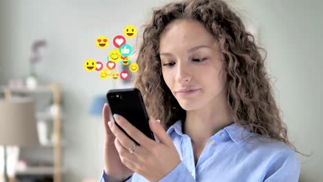 Mujer-joven-chateando-en-Smartphone,-Emoji-y-Me-gusta-de-los-seguidores