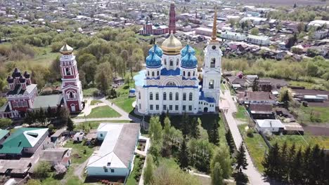 pequeña-ciudad-rusa-de-Bolkhov-con-la-iglesia-del-Gran-Mártir