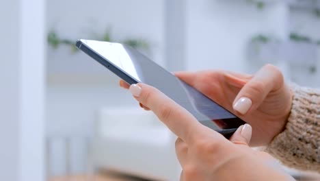 Mujer-joven-usando-smartphone