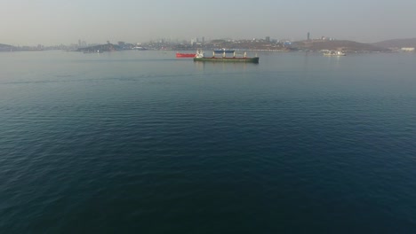 Bósforo-Oriental-con-barcos-en-el-fondo-del-puente-ruso.