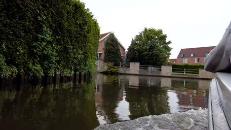 Brujas,-Bélgica---Mayo-2019:-Vista-del-canal-de-agua-en-el-centro-de-la-ciudad.-Paseo-turístico-por-los-canales-de-agua-de-la-ciudad.-Vista-desde-un-barco-turístico.