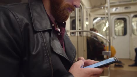 Smartphone-Benutzer-in-der-U-Bahn