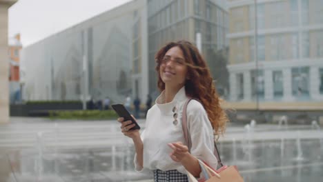 Mujer-Joven-Alegre-en-Caminata-por-el-área-urbana