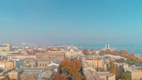 Vista-aérea-del-centro-de-la-ciudad-de-Odesa-y-su-vista-principal,-teatro-de-ópera-y-ballet-de-Odessa-y-puerto-marítimo