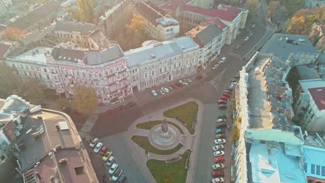 Vista-aérea-de-la-plaza-Ekaterininskaya-con-monumento-de-Catalina-II-la-Grande-en-Odessa