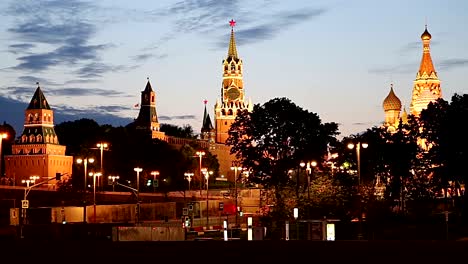 Blick-auf-die-Moskwa-und-den-Kreml-(in-der-Nacht),-Moskau,-Russland--die-beliebteste-Ansicht-von-Moskau