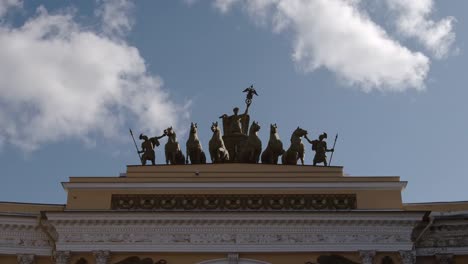 Sculpture-on-the-arch-of-General-Staff---St-Petersburg,-Russia