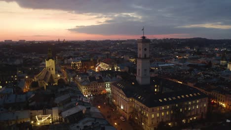 vuelo-por-encima-de-los-tejados-al-atardecer.-antigua-ciudad-europea.-Ucrania-Lviv