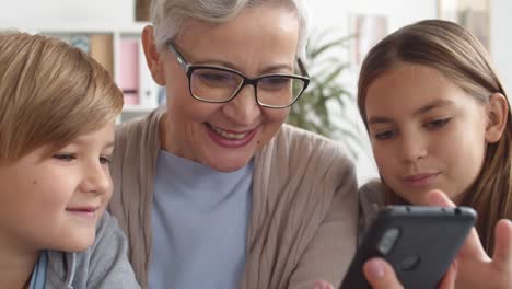 Großmutter-und-Enkel-meistern-Smartphone