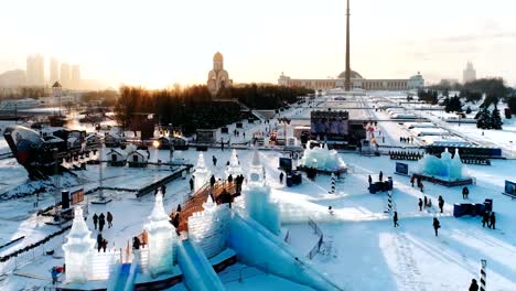 Año-Nuevo-Moscú-con-una-vista-de-la-ciudad-de-hielo-con-toboganes,-un-árbol-de-Navidad