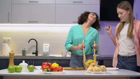 Pareja-lesbiana-degustación-de-ensalada-en-la-cocina,-pasar-tiempo-juntos,-relación