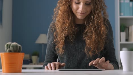 Mujer-joven-que-se-conecta-con-su-tableta