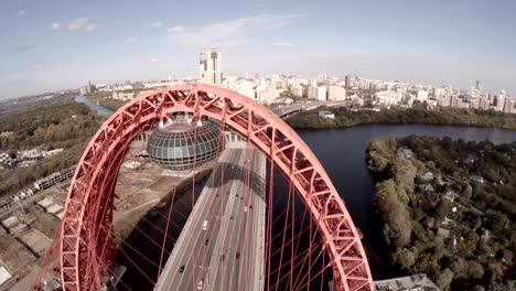 Aerial-Helikopter-Ansicht-der-Zhivopisnyi-die-meisten-(Uebersetzung.-malerische-Brücke)-über-Moskau-Fluss.-Moskau-Russland.-Zhivopisny-Bridge-ist-eine-Schrägseilbrücke,-die-Moskwa-erstreckt-sich-in-Nord-West