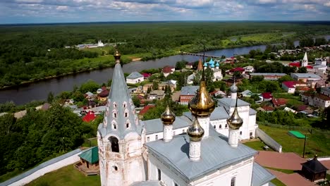 Flug-über-Dreifaltigkeits-Kathedrale-in-Gorokhovets,-Russland