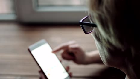 Mujer-viendo-algo-en-la-pantalla-del-teléfono-inteligente