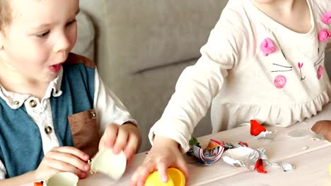 niedliche-kleine-Kinder-mit-kinder-Überraschungseier-und-Spielzeug