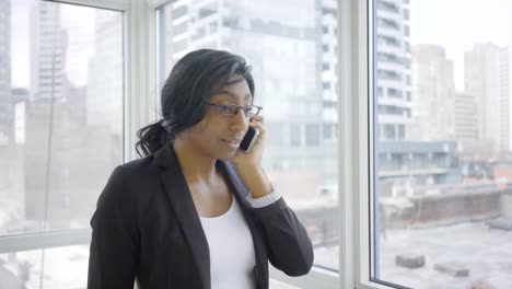 Afro-Afrikanerin-junger-Erwachsener-im-Inneren-Haus-lässig-Technologie