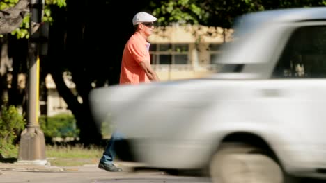 Blinder-Mann-die-Straße-überqueren-und-gehen-mit-Stock