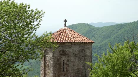 La-torre-del-viejo-monasterio-con-paredes-de-ladrillo-antiguo