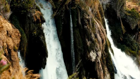 Una-cascada-de-gran-montaña