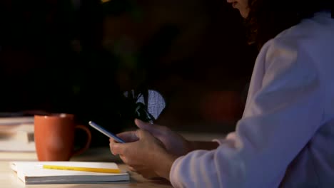 Chica-sentada-en-la-biblioteca-con-wi-fi-estudiando-y-conversando-en-las-redes-sociales