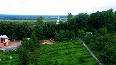 aerial-shot-the-Patriarchal-gardens-and-old-churches-of-Vladimir,-Russia