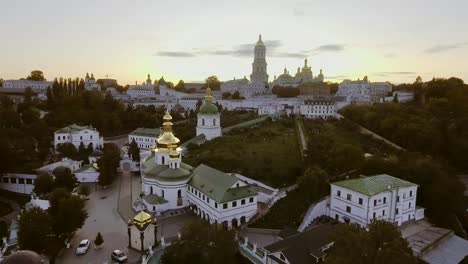 Luftaufnahme-des-Kiewer-Höhlenkloster-Lavra,-Kiew,-Ukraine.