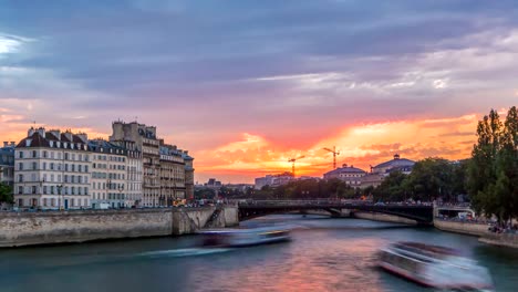 People-and-boats-timelapse,-Le-Pont-D'Arcole-bridge-at-sunset,-Paris,-France,-Europe