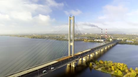 Die-Brücke-über-den-Dnjepr.-Die-Stadt-mit-einer-Vogelperspektive-überspannen.-Südbrücke.-Kiew.-Ukraine.