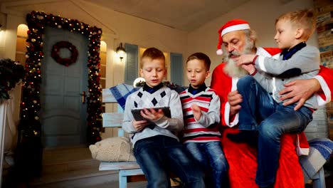 Kleine-Jungs-mit-Santa-Claus-Spiel-mit-Tabelle