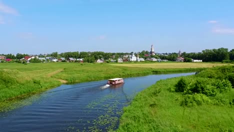 Reisen-Sie-mit-dem-Boot-auf-dem-Fluss-Kamenka-in-Susdal,-Russland