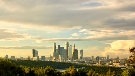 Stadtbild-mit-Wolkenkratzern-bei-Sonnenuntergang