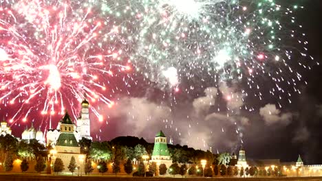 Fuegos-artificiales-sobre-el-Kremlin-de-Moscú,-Rusia