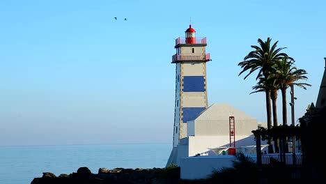 Canal-de-agua-estrecho-con-mar-calma-detrás-y-pie-de-casa-de-la-luz-en-Costa