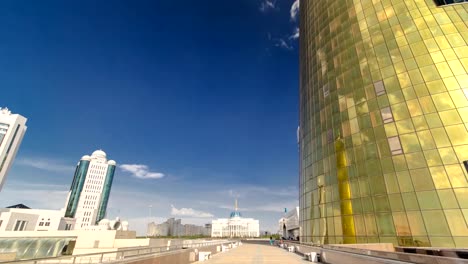 Parlamento-de-la-República-de-Kazajstán-y-moderna-torre-naranja-timelapse-hyperlapse,-Astana