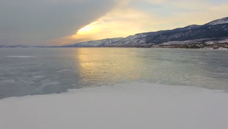 Encuesta-de-4-K.-de-antena-desde-el-aire.-Invierno.-Lago-Baikal.-Pequeño-mar.