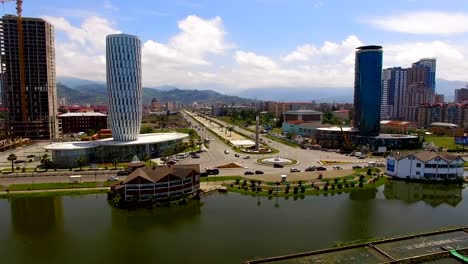 Casa-de-justicia-en-Batumi-junto-a-la-Plaza-de-los-héroes-contra-el-paisaje-urbano,-arquitectura