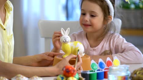 ¡Feliz-Pascua-de-resurrección!-Madre-y-su-hija-con-orejas-de-conejo-pintar-conejito-de-Pascua