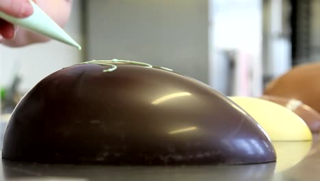 chef-de-pastelería-de-la-manos-de-Pascua-huevos-de-chocolate-decorar