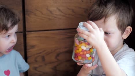 niños-viendo-un-tarro-del-caramelo