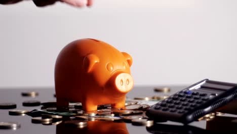 Piggy-bank-and-calculator